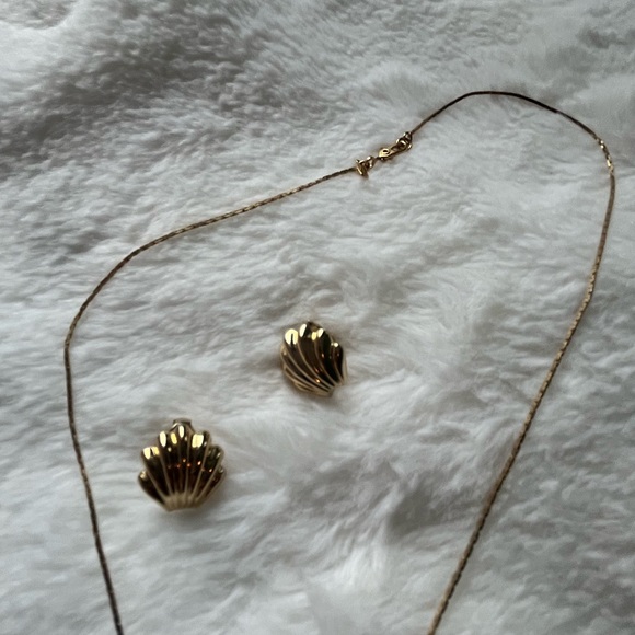 Vintage Monet Clam Gold plate Set necklace and Earrings Clip Ons - Picture 3 of 6